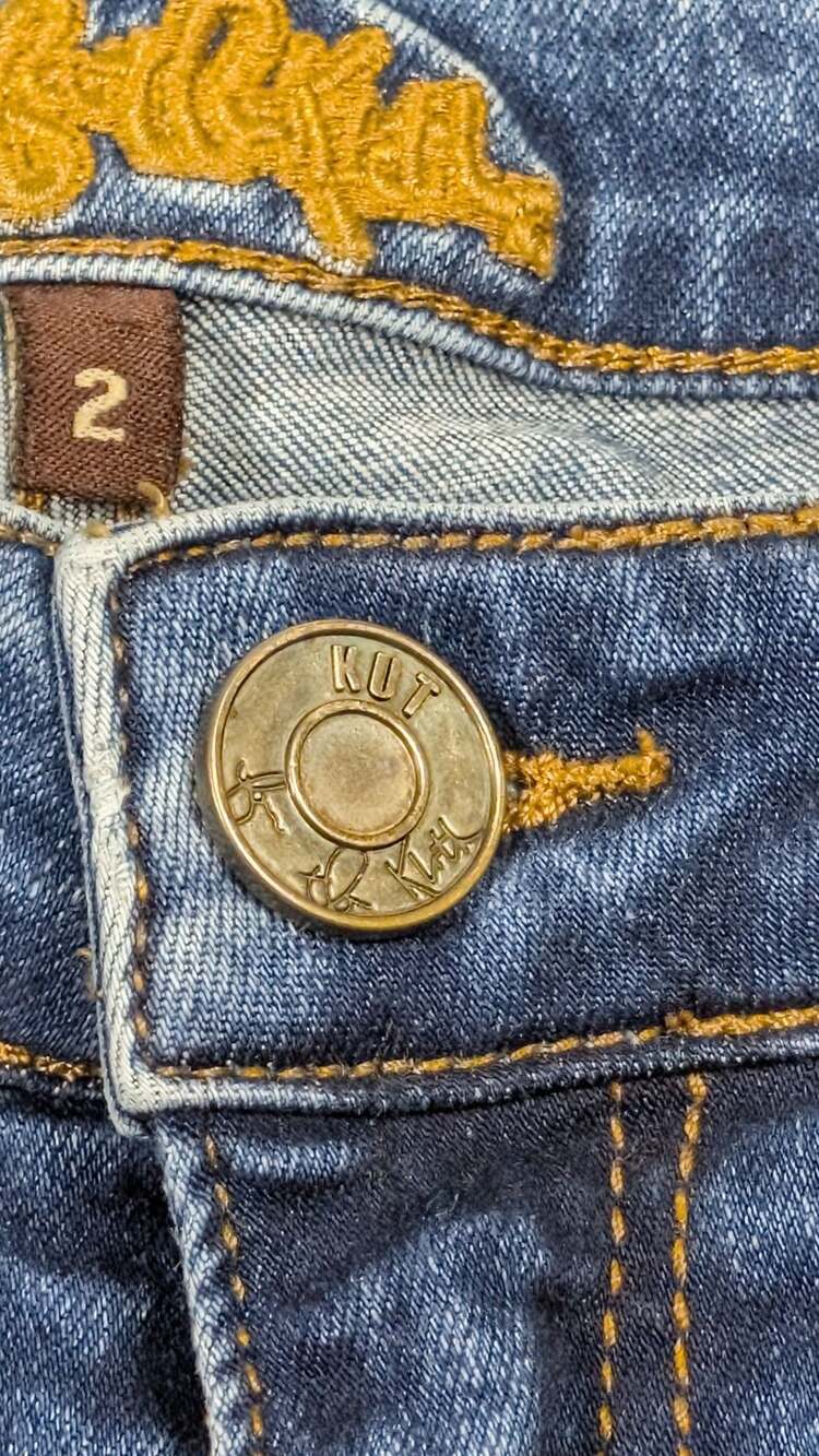 KUT from the Kloth Katy Boyfriend Denim Shorts Medium Wash Cuffed Raw Hem Size 2 - Picture 2 of 14